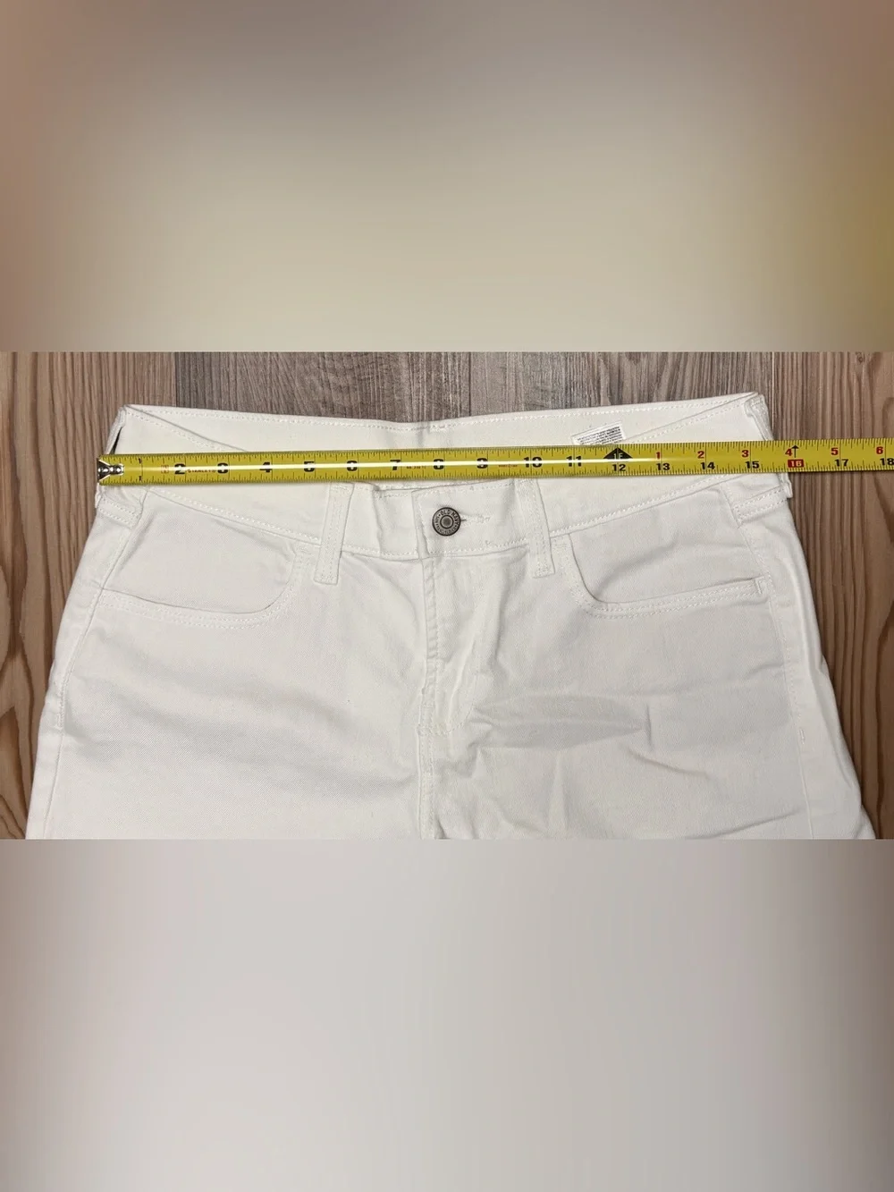 Old Navy White Cuffed Denim Shorts Women’s Size 6 NWOT Stretch Boyfriend